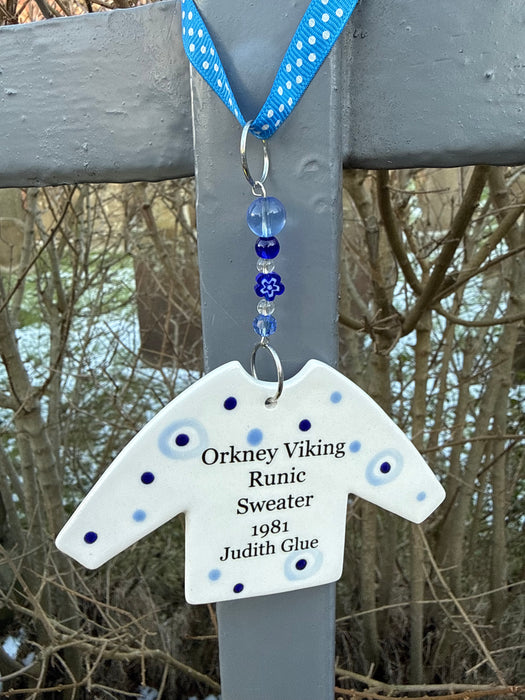 Judith Glue Runic Sweater Ceramic Hanger